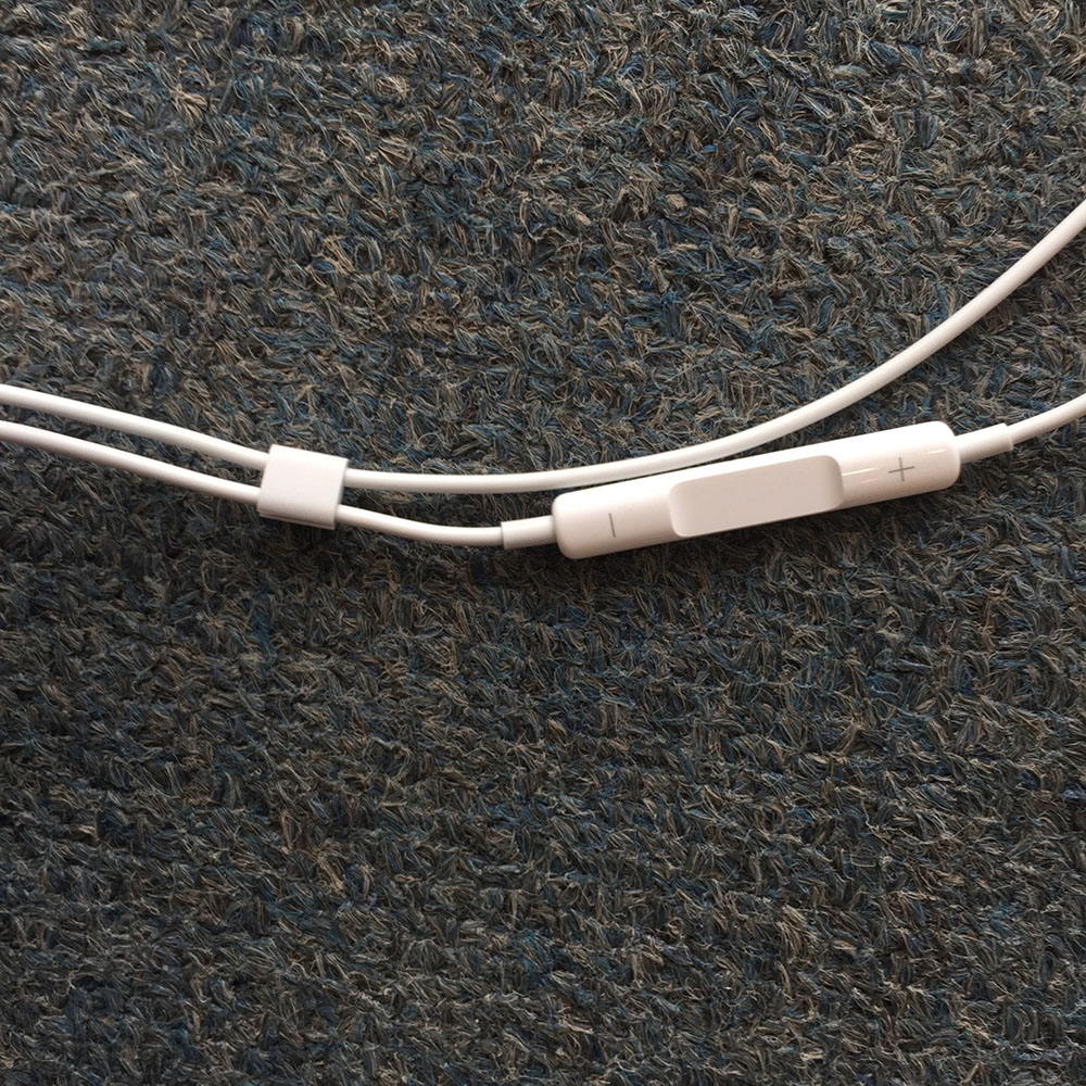 Tai Nghe iPhone 13 Pro Max - Chính Hãng