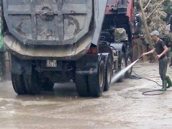 Ô tô vào nội thành bắt buộc phải rửa xe