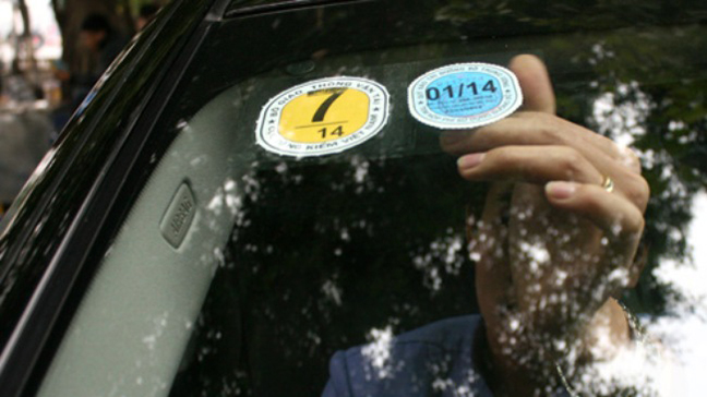 Thống nhất bỏ tem nộp phí sử dụng đường bộ với ô tô thay bằng tem kiểm định