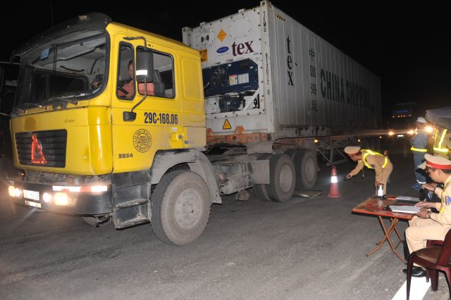 Cục CSGT kiểm tra xe quá tải
