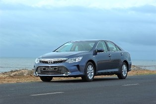 Toyota Camry 2.0E: Vua thực dụng