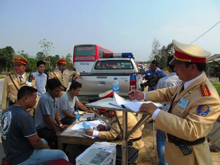 Từ 15/2/2016, CSGT có quyền kiểm tra giấy tờ xe đang lưu thông