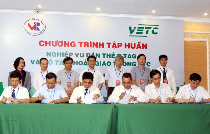Dán thẻ E-tag, đưa dịch vụ thu phí không dừng vào sử dụng