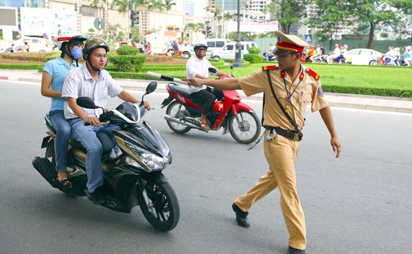 Không vi phạm, CSGT có được hỏi giấy tờ?