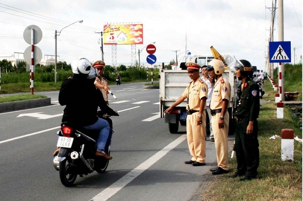 Xe máy đi sai làn đường phạt bao nhiêu?