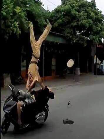 CỐ TÌNH ĐÂM VÀO NGƯỜI THI HÀNH CÔNG VỤ THÌ BỊ TỘI GÌ?