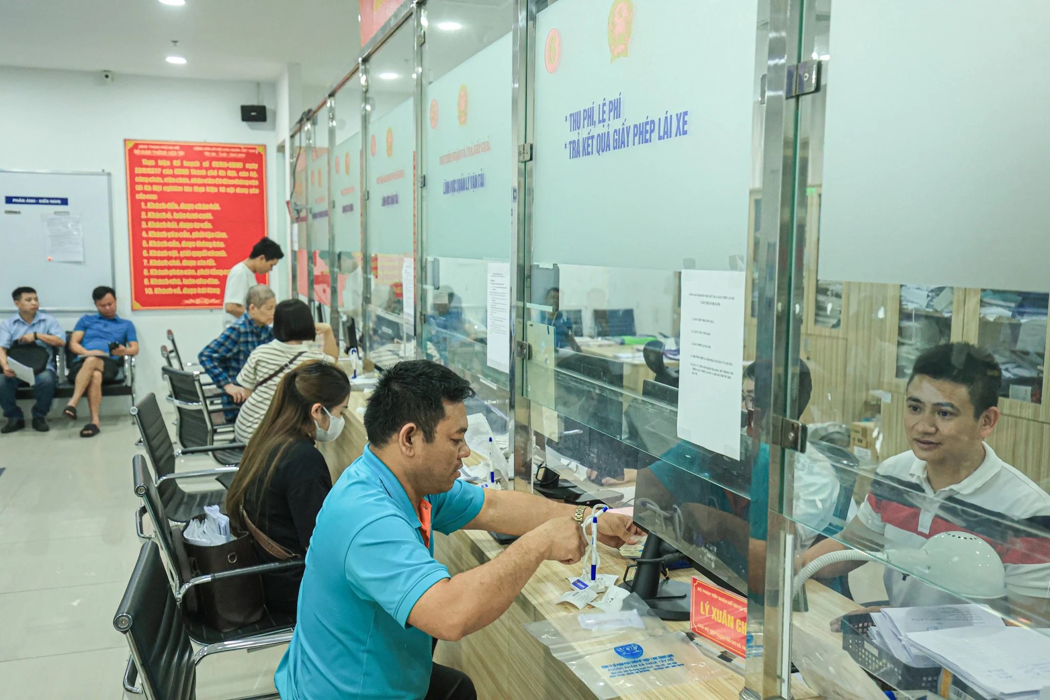Hà Nội - Người dân sắp được đổi giấy phép lái xe tại toàn bộ 30 Quận, huyện