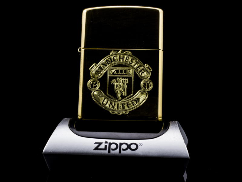 zippo-khac-cao-cap-Zippo-Logo-Manchester-United-hang-chinh-hang-my-doc-dao