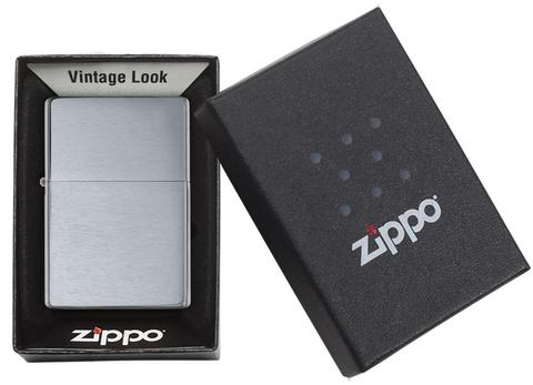 Zippo Vintage Brushed Chrome (No slashes) trao lửa cho người nhận