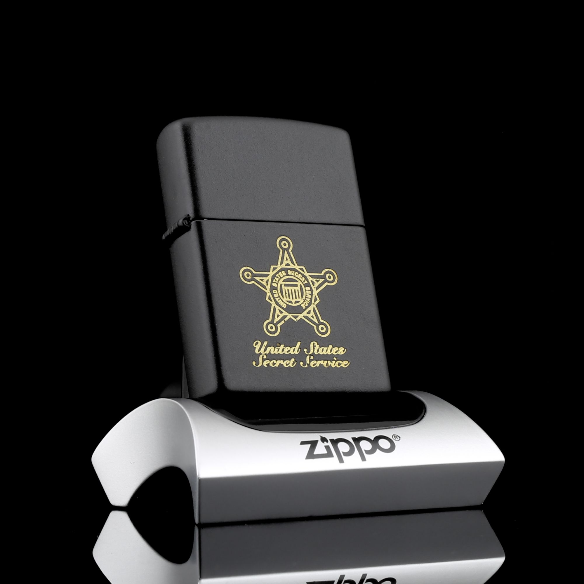 Zippo-BLACK-MATTE-UNITED-STATES-SECRET-SERVICE-son-tinh-dien-mau-den-khac-logo-vang-cua-hang-ban-zippo-co-uy-tin-tai-sai-gon