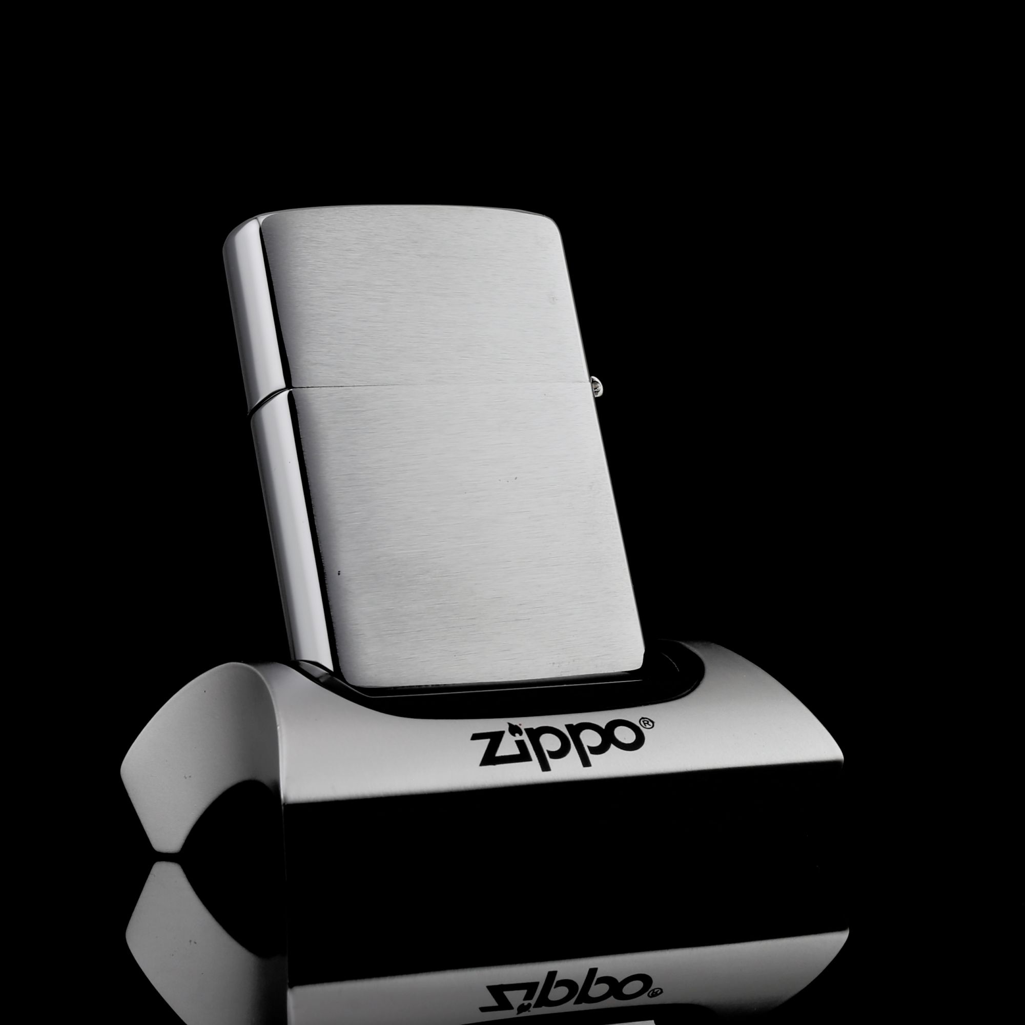 Zippo-co-dien-in-hinh-ong-to-zippo-196-sieu-hiem-moi-100%-chua-qua-su-dung-don-gian-co-dien