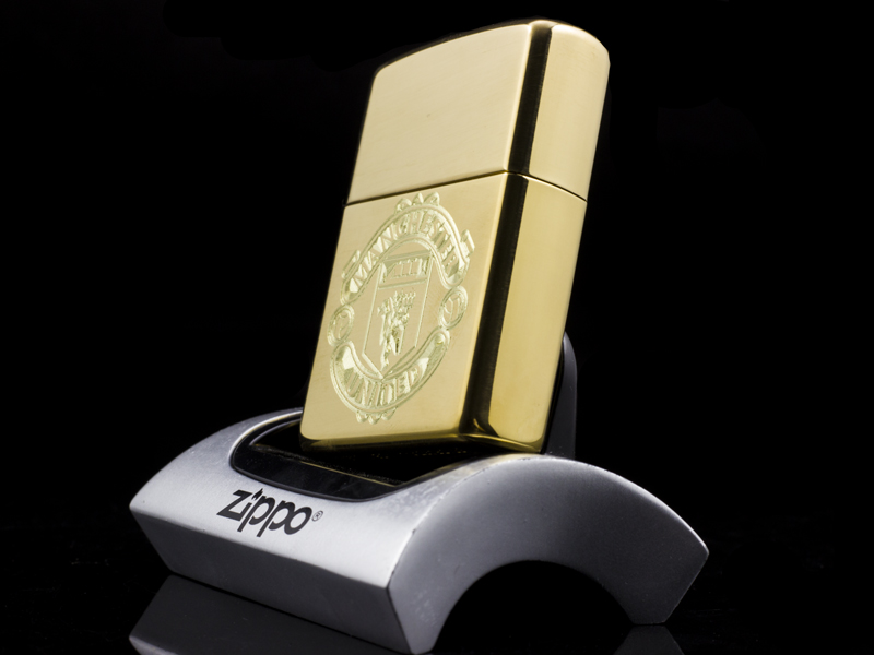 zippo-khac-cao-cap-Zippo-Logo-Manchester-United-hang-chinh-hang-my-chu-de-bong-da