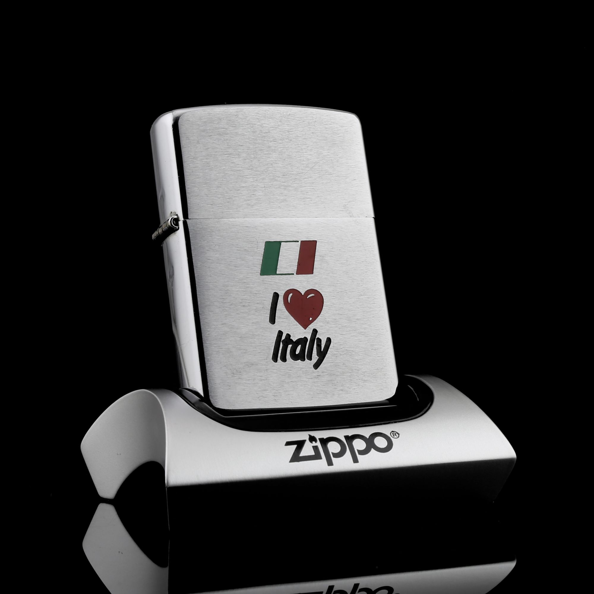 Zippo-classic-brushed-van-ngang-co-la-ma-in-hinh-co-italy-i-love-italy-sieu-hiem-co