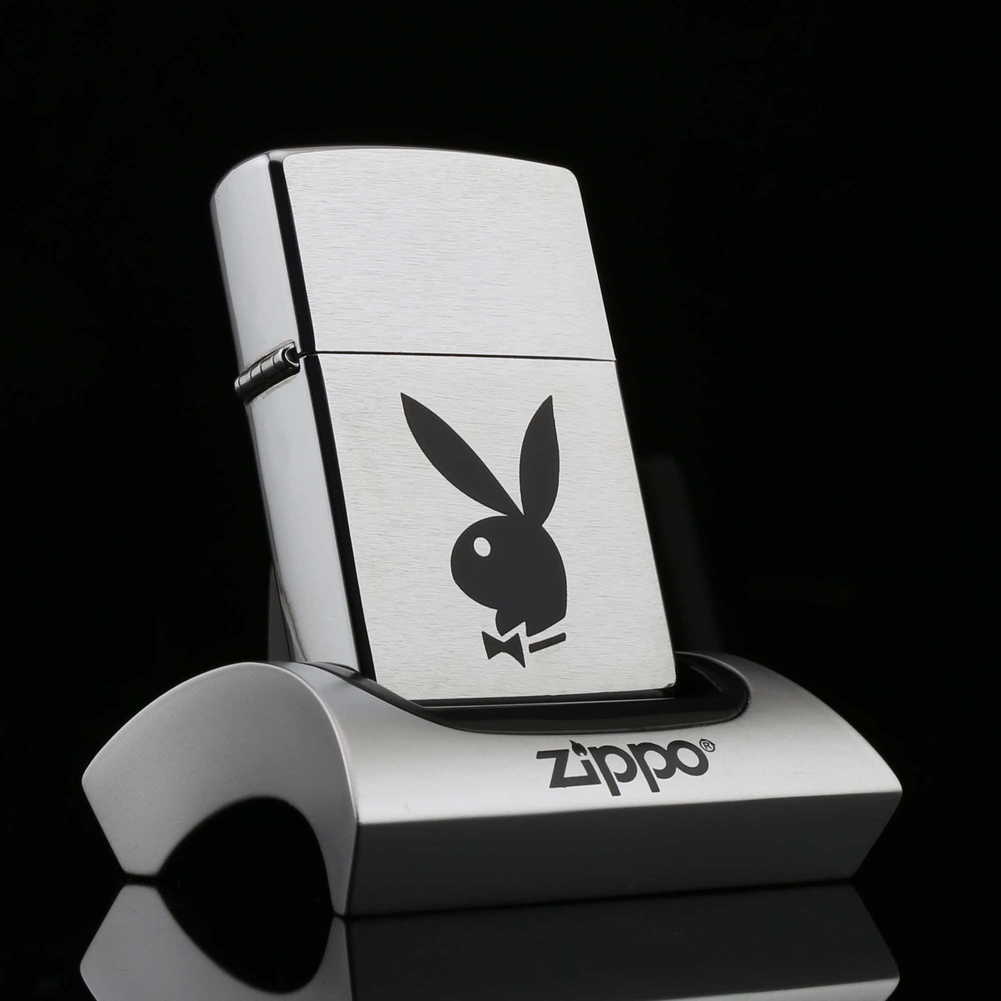 Zippo-la-ma-Logo-Play-Boy-1996-Enterprises-bieu-tuong-quoc-te-chan-dai-sac-dep-tai-nang