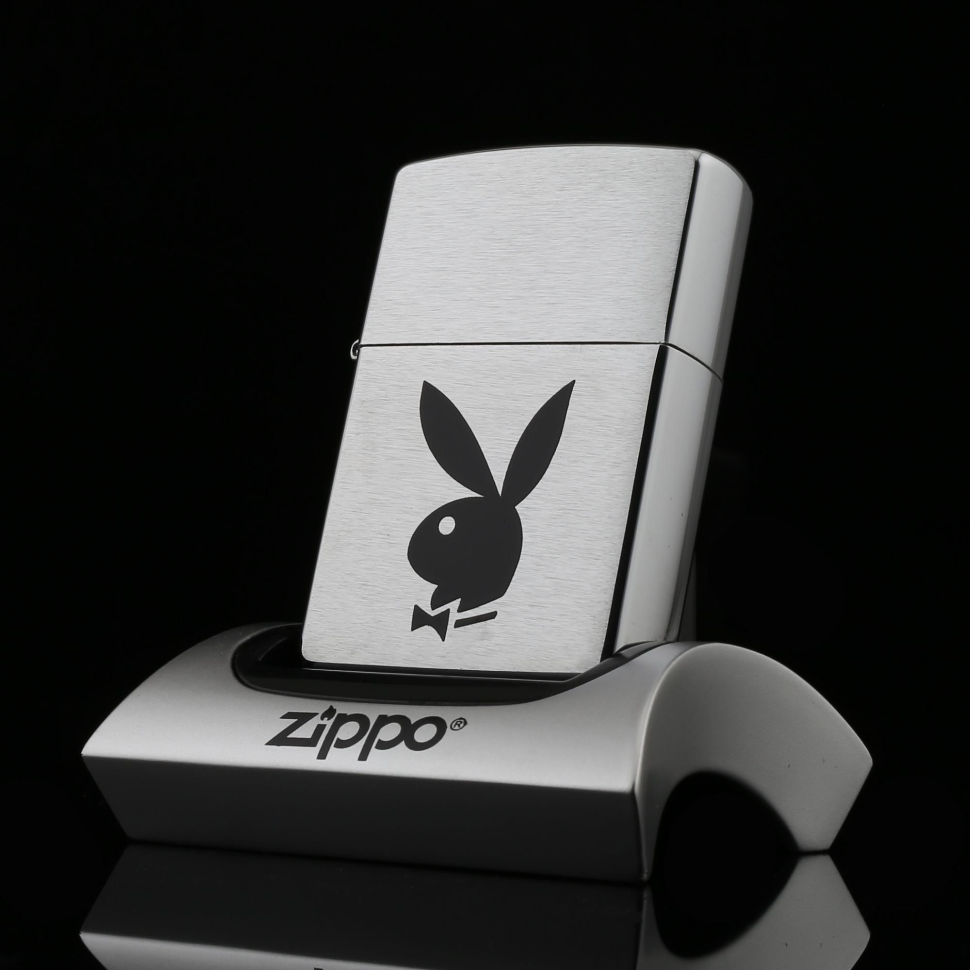 Zippo-la-ma-Logo-Play-Boy-1996-Enterprises-bieu-tuong-quoc-te-chan-dai-sac-dep-tai-nang-uy-tin