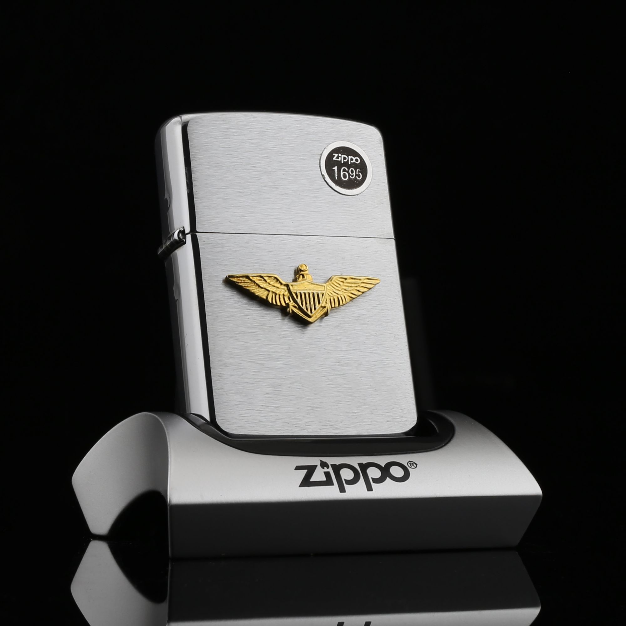 Zippo-la-ma-op-noi-emble-logo-dai-bang-Eagle-Wings-XII-1996-cua-hang-ban-zippo-uy-tin-nhat-sai-gon