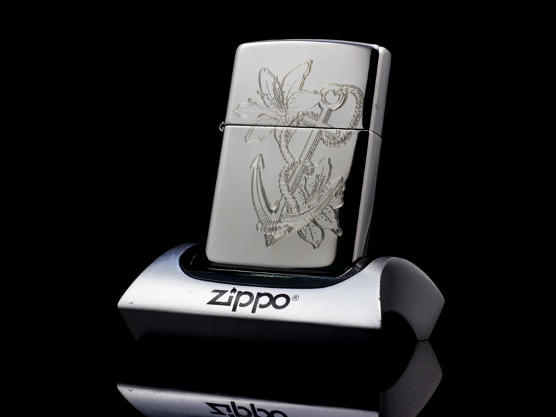 Zippo Phong Thủy Khắc Mỏ Neo Và Hoa Loa Kèn đẹp độc lạ