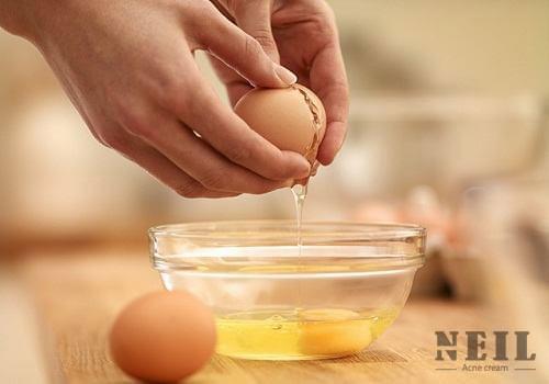 cách trị mụn đầu đen ở mũi bằng trứng gà