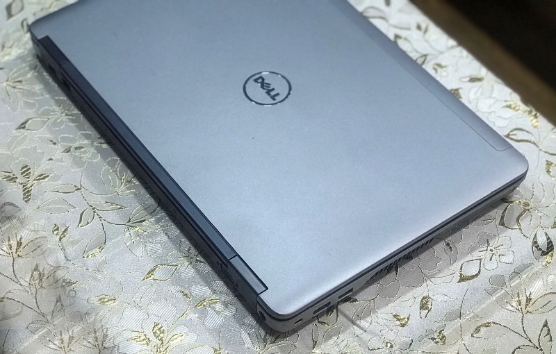 Dell m2800 cũ