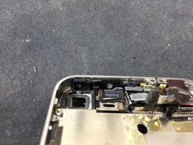 mở 2 con ốc cố định dây nút nguồn iphone 4 với sườn máy