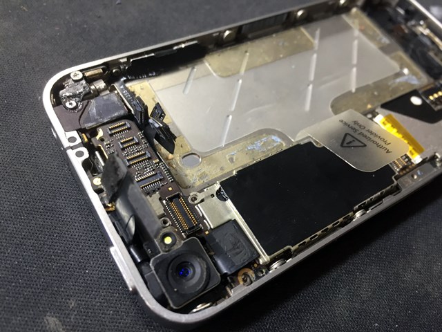 gỡ các ngàm socket ra khỏi main trước khi thay nút nguồn iphone 4