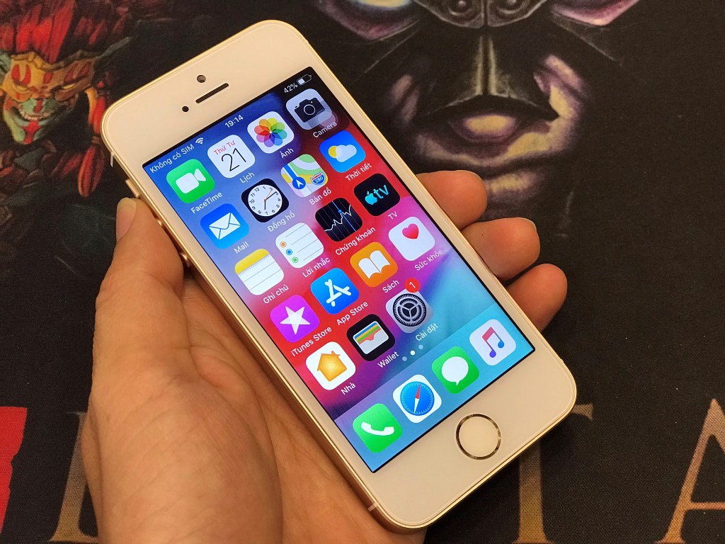 iPhone 5s 16GB Quốc Tế zin tốt: Một chiếc iPhone 5s Quốc Tế 16GB zin tốt sẽ đem lại cho bạn cảm giác yên tâm và an tâm trong việc sử dụng điện thoại. Với tính năng cấu hình và hiệu năng tốt, bạn có thể sử dụng điện thoại mượt mà và không gặp bất kỳ sự cố nào. Chắc chắn đây sẽ là lựa chọn tốt cho những ai đang muốn tìm kiếm một chiếc iPhone 5s cũ zin tốt.