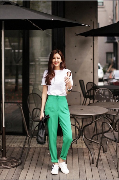 Kết quả hình ảnh cho già y thá» thao cùng mà u vá»i trang phục