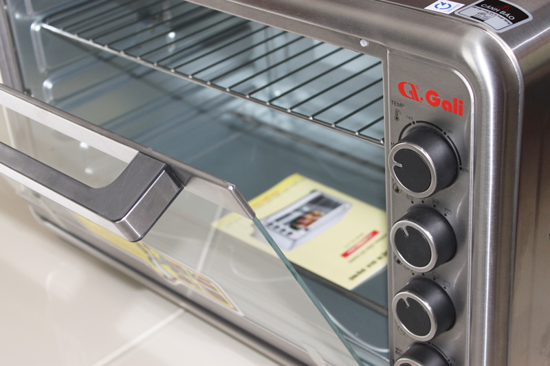 Lò nướng điện Gali GL-1170 có tay nắm bằng thép không gỉ và mặt kính thủy tinh cường lực