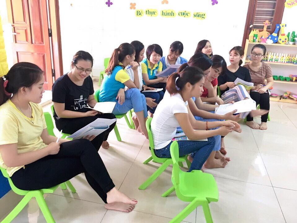 Buổi training âm nhạc cho giáo viên ở trường.