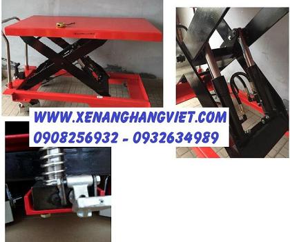 xe nâng mặt bàn 2 tấn