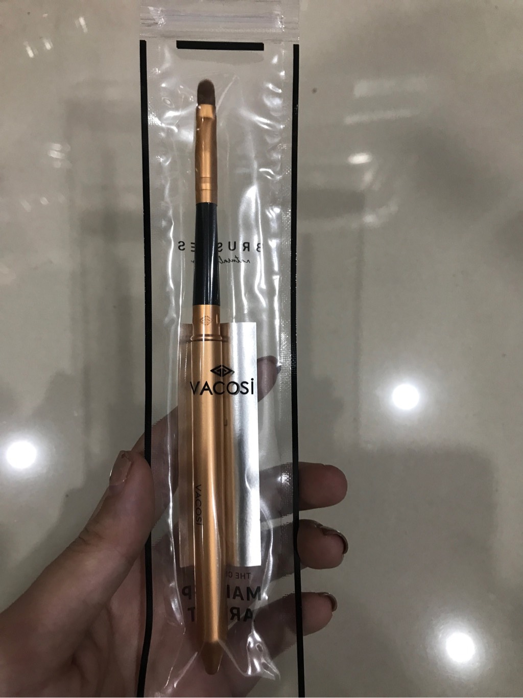 Cọ môi Vacosi L01