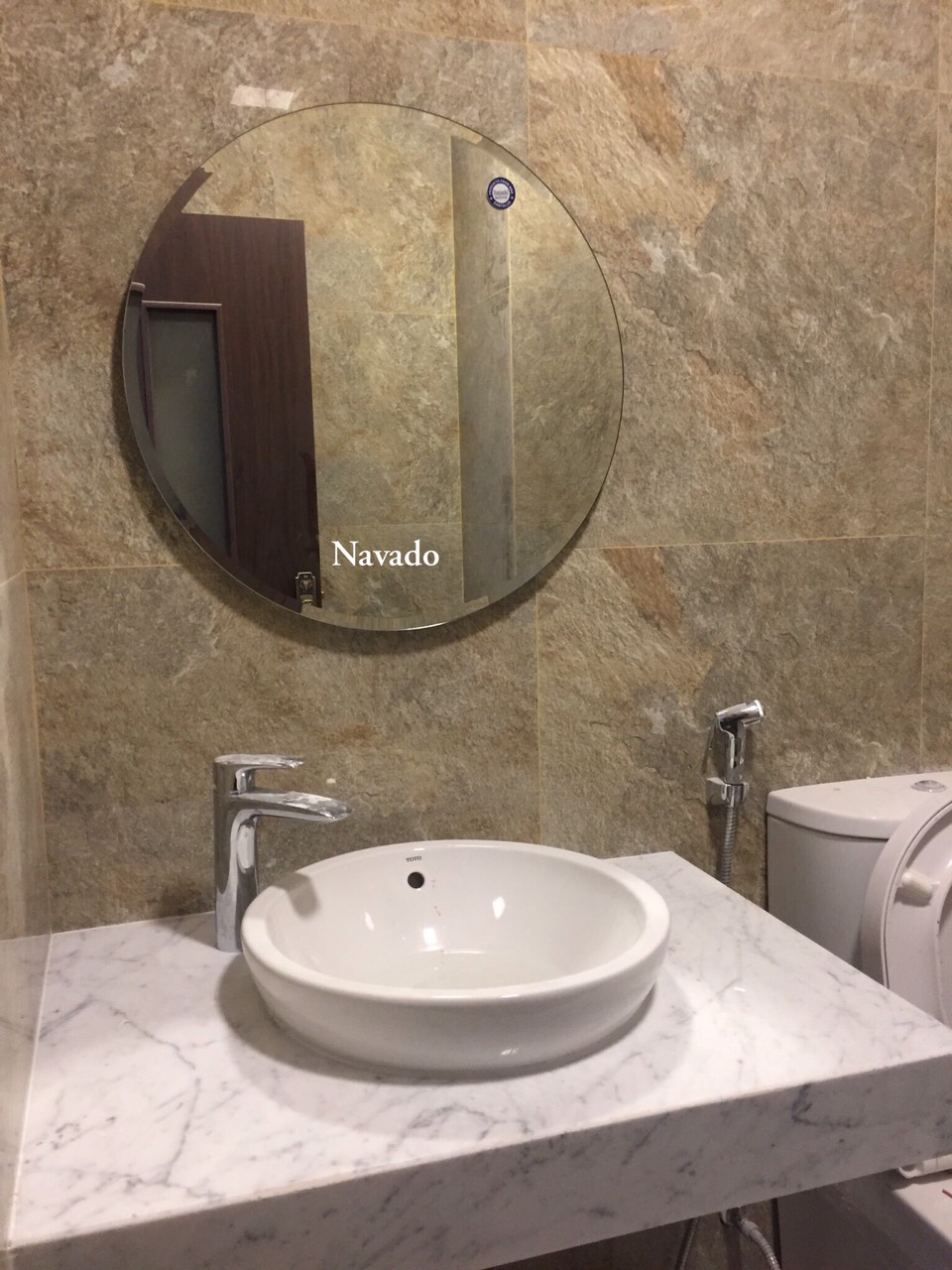 Được trang bị đầy đủ với đèn Led NAV1010C cực kỳ tiên tiến, loại gương phòng tắm Navado này không chỉ trở nên sáng hơn, mà còn đem lại cảm giác thư thái đến với bạn. Với thiết kế đặc biệt và chất liệu cao cấp, chiếc gương này chắc chắn sẽ làm hài lòng những vị khách khó tính nhất.