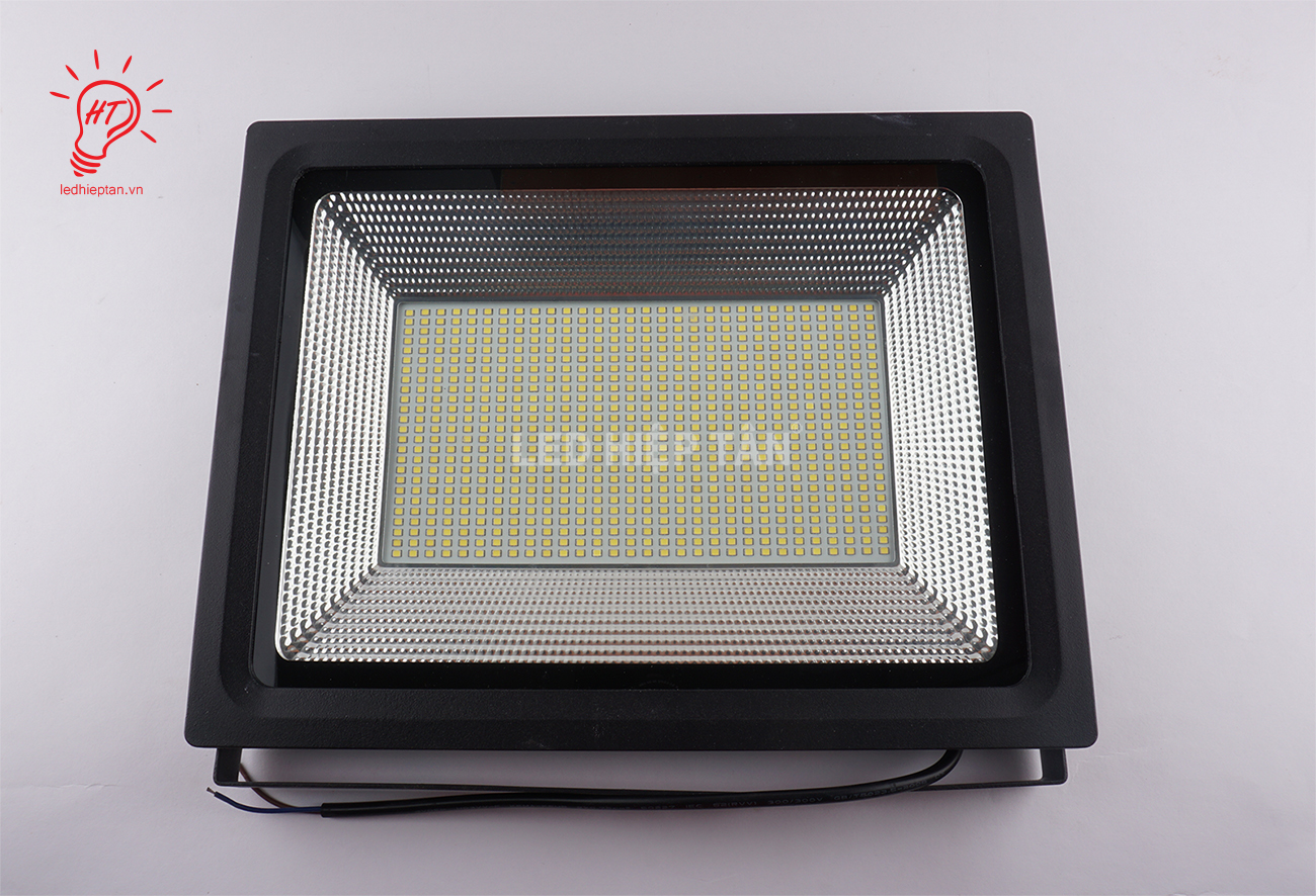 Đèn pha trắng 150W - Led Hiệp Tân - Vật tư led Untitled-2-31f101cd-9ad2-4f4f-8d95-d2ee4e72bef2