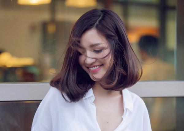 Tóc ngắn uốn cụp đuôi