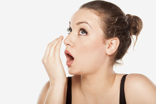 Mất nước do tiểu đường có thể gây khô miệng, khiến hơi thở có mùi