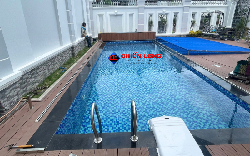 Bạt che hồ bơi tự động giúp quản lý hồ bơi thuận tiện thế nào?