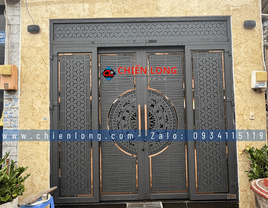 Bàn giao Bộ cửa trượt quay CNC 4 ly trống đồng hoa tuyết – sơn tĩnh điện ngang 3.1m cao 3m tại Bình Tân