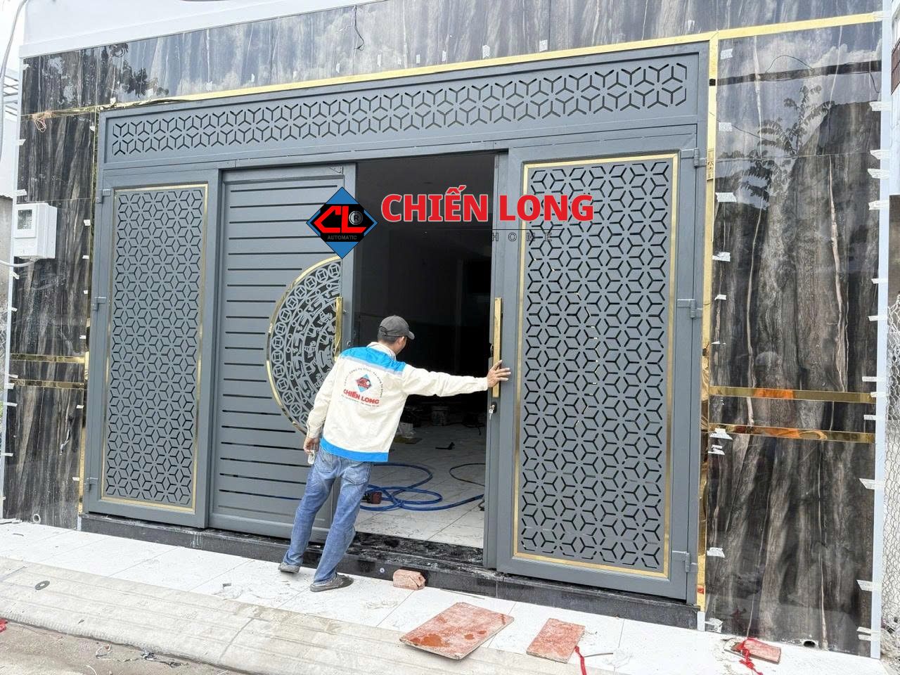 So sánh cửa trượt quay 4 cánh và cửa lùa – Nên chọn loại nào?