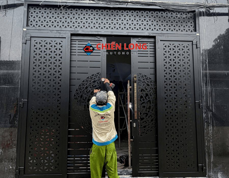 Bàn giao công trình lắp cửa trượt quay CNC 3.280 × 3.170 mm tại Quận 12