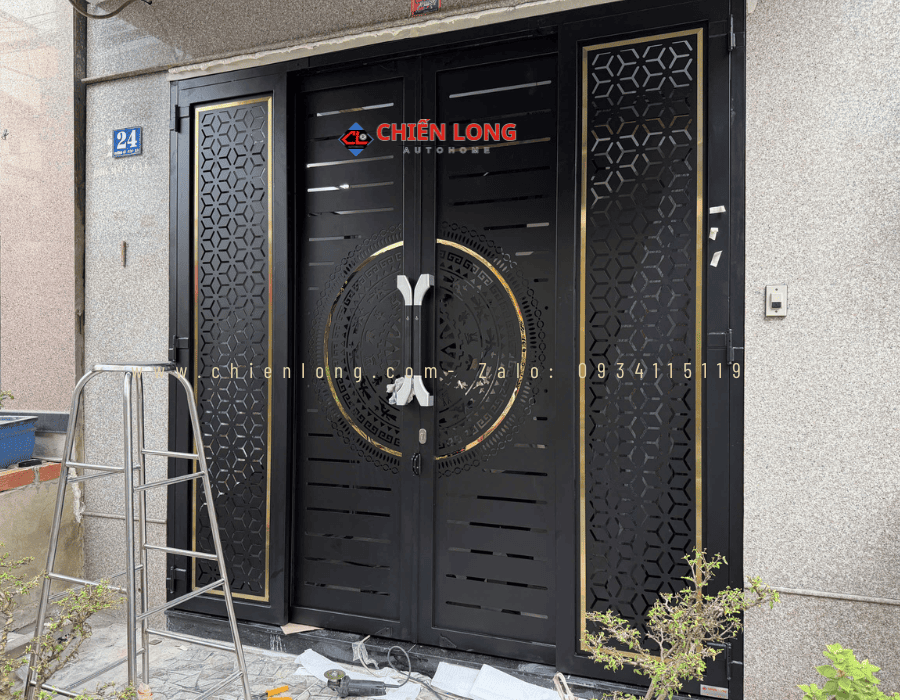 Bàn giao cửa trượt quay CNC trống đồng hoa tuyết 2.830m × 2.810m tại Bình Phú – Quận 6