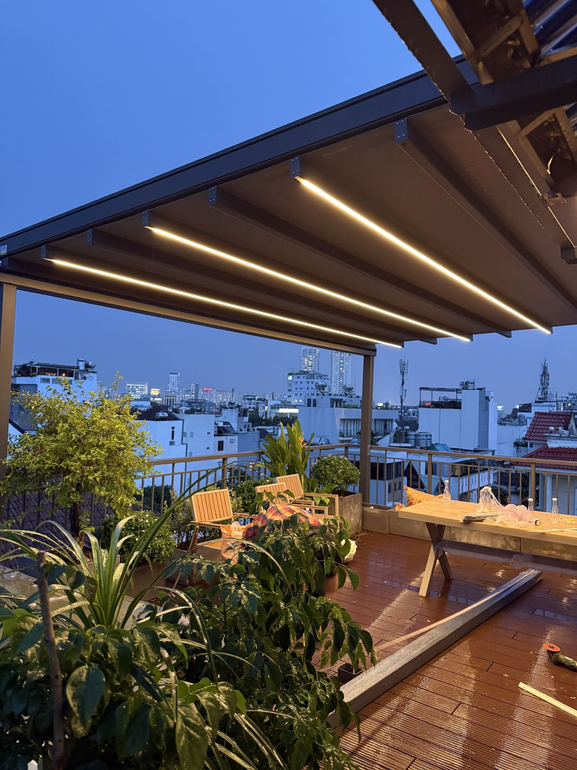 Mái xếp che Pergola dùng vải PVC chống nắng, chông cháy - Giải pháp thông minh ngoài trời