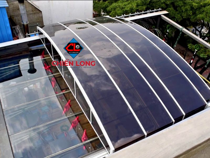 4 ưu điểm nổi trội khi lắp đặt mái che poly chống nắng xếp lớp trượt tự động