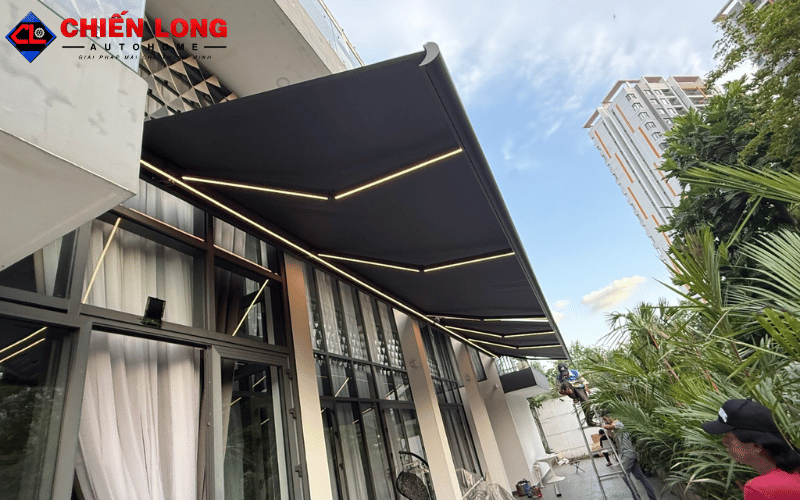 Công trình mái hiên tự động diễn viên Ngọc Trinh: 2 bộ mái đen kết hợp LED vàng