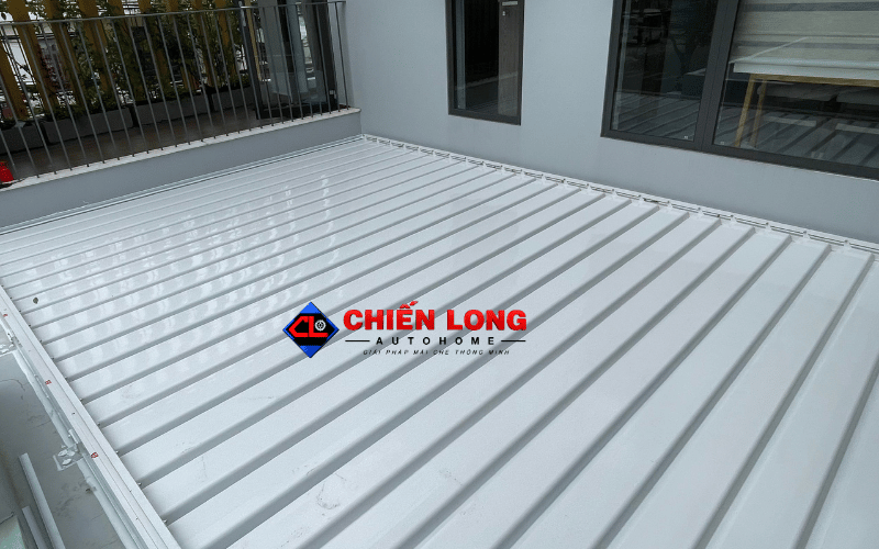 Công trình mái nhôm xếp lật Đồng Nai 3,52 × 6,78m, màu trắng và LED điều chỉnh