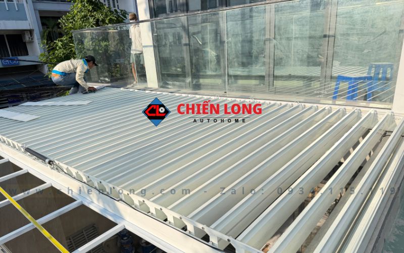 Thi công mái nhôm xếp lật tự động che giếng trời sân trước – Công trình thực tế 3.2m x 5.5m