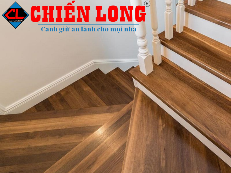 Tấm nhựa giả gỗ lót cầu thang café Chiến Long chống cháy thuốc lá, chống bẩn