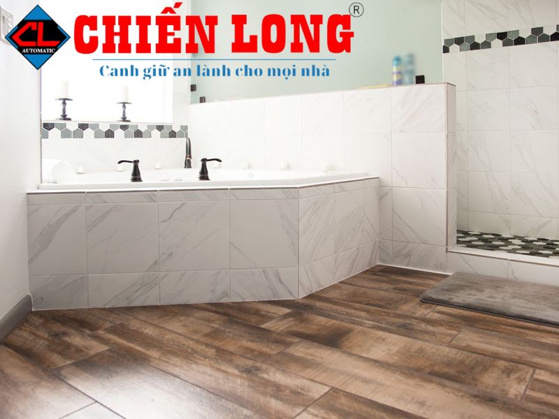 Nhựa giả gỗ lót nhà tắm bùn Chiến Long chống bẩn, chịu nước tốt