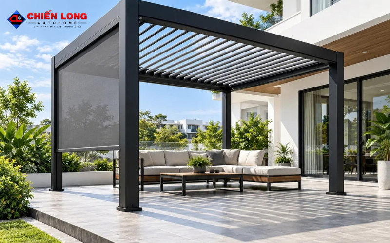 Mái nhôm xếp tự động 4,5 × 5,6 m ở trạng thái đóng