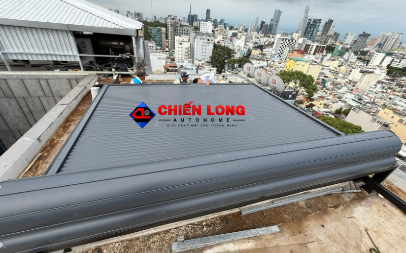 Mái nhôm cuốn mái kính sân thượng nhìn toàn cảnh
