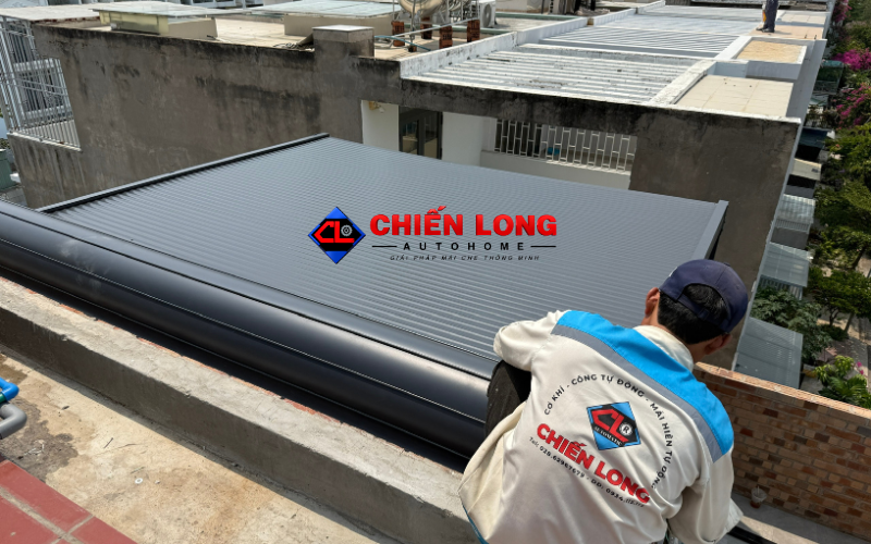 Mái nhôm cuốn sân trước 3m x 5m che nắng trên mái kính
